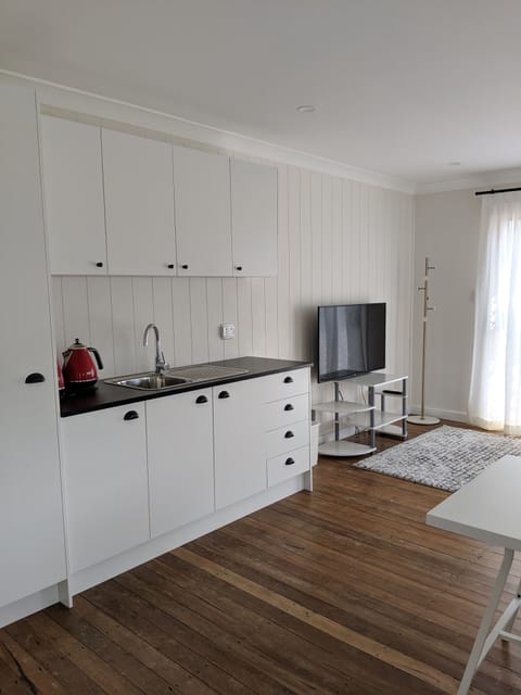 Studio Suite | Private kitchenette | Fridge, microwave, electric kettle