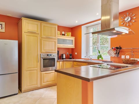 Cabinetry, Kitchen Sink, Countertop, Sink, Furniture, Tap, Kitchen Appliance, Kitchen Stove, Home Appliance, Kitchen