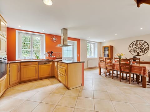 Cabinetry, Countertop, Furniture, Property, Wood, Kitchen, Interior Design, Drawer, Houseplant, Flooring