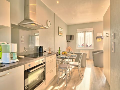 Countertop, Cabinetry, Property, Kitchen, Kitchen Appliance, Wood, Chair, Interior Design, Architecture, Kitchen Stove