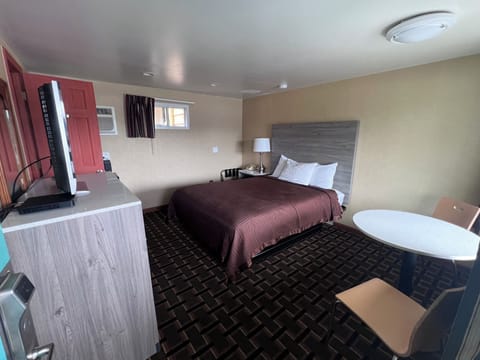 Room, 1 Queen Bed | Desk, iron/ironing board, free WiFi, alarm clocks