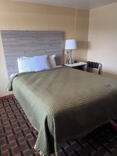 Room, 1 Queen Bed | Desk, iron/ironing board, free WiFi, alarm clocks