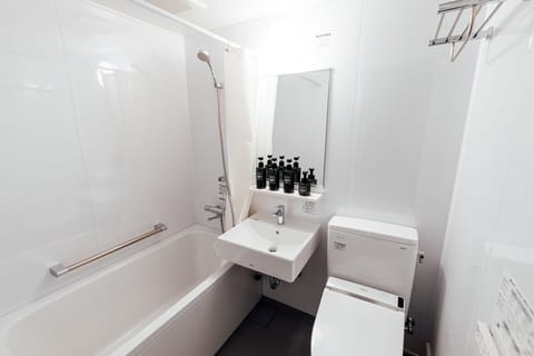 Comfort Triple Room | Bathroom | Shower, free toiletries, hair dryer, towels