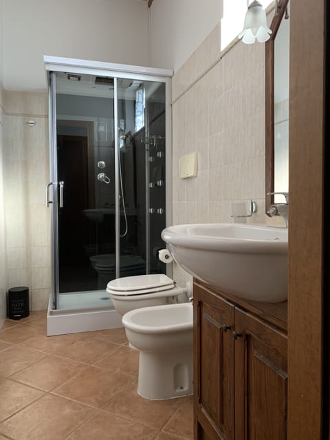 Deluxe Double Room (Glicine) | Bathroom | Free toiletries, hair dryer, bidet, towels