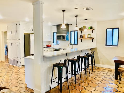 Kitchen - countertop seating