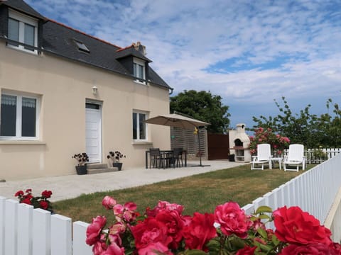 Water, Sky, Property, Swimming Pool, Plant, Azure, Tree, Grass, Leisure, Composite Material