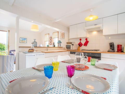 Cabinetry, Countertop, Property, Furniture, Kitchen, Sink, Dishware, Tap, Interior Design, Lighting