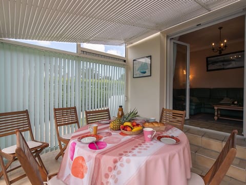 Table, Furniture, Property, Tableware, Decoration, Chair, Tablecloth, Building, Textile, Interior Design