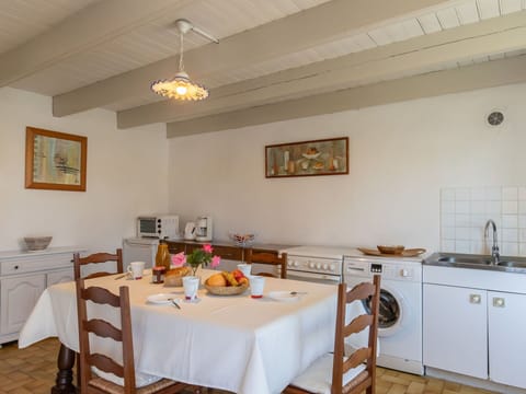 Property, Furniture, Cabinetry, Table, Wood, Lighting, Interior Design, Picture Frame, Countertop, Floor