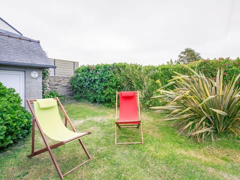 Sky, Plant, Building, Daytime, Property, Window, Tree, Architecture, Urban Design, Leisure