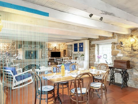 Sky, Plant, Building, Daytime, Property, Window, Tree, Architecture, Urban Design, Leisure