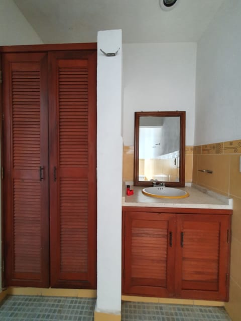 Basic Room, 1 Double Bed | Bathroom sink