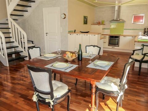 Table, Furniture, Chair, Building, Picture Frame, Wood, Lighting, Living Room, Interior Design, Flooring