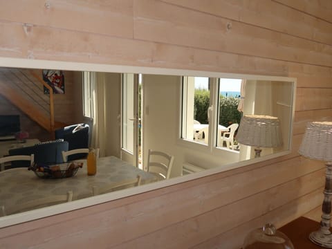 Property, Bathtub, Window, Plumbing Fixture, Wood, Interior Design, Houseplant, Flooring, Floor, Shade