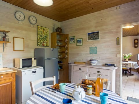 Cloud, Water, Sky, Building, Water Resources, Daytime, Blue, Azure, Boat, Tree