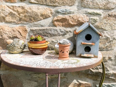 Cloud, Water, Sky, Building, Water Resources, Daytime, Blue, Azure, Boat, Tree