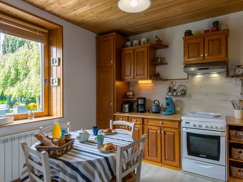 Cloud, Water, Sky, Building, Water Resources, Daytime, Blue, Azure, Boat, Tree