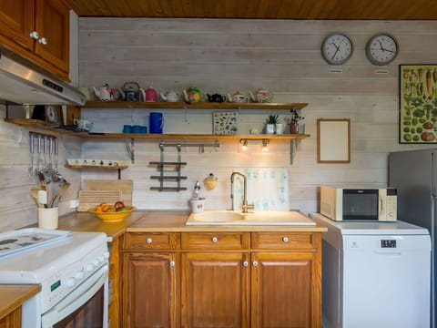 Cloud, Water, Sky, Building, Water Resources, Daytime, Blue, Azure, Boat, Tree