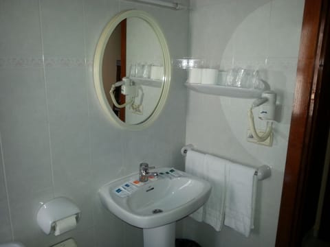Standard Twin Room | Bathroom | Bathtub, hair dryer, towels