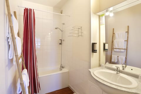 Rainfall showerhead, free toiletries, hair dryer, bidet