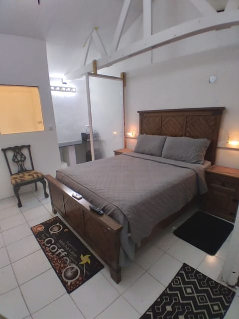 Deluxe Queen Studio | Individually furnished, blackout drapes, iron/ironing board, free WiFi