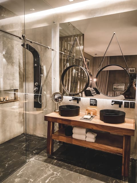 Suite Panerai | Bathroom | Free toiletries, hair dryer, towels, soap