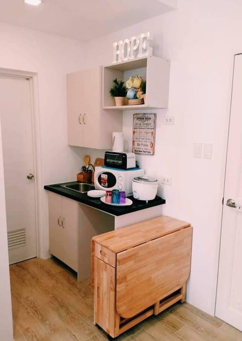 Fridge, cookware/dishes/utensils