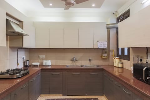 Classic Room | Shared kitchen | Fridge, microwave, stovetop, electric kettle