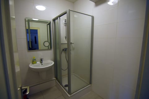 Business Apartment | Bathroom | Shower, hair dryer, towels, soap