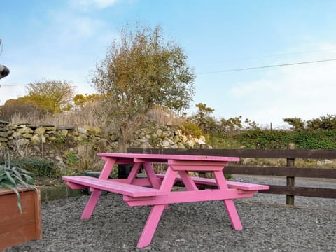 Sitting-out-area | The Cwtch - Penrhiw Fach, Llanwnda, near Goodwick