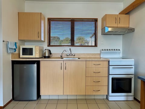 Studio, 1 Queen Bed, Kitchen | Private kitchen | Fridge, microwave, oven, stovetop