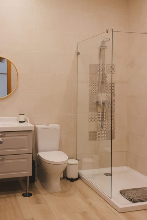 Suite | Bathroom | Shower, rainfall showerhead, free toiletries, hair dryer