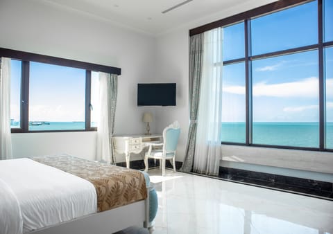 Superior Suite, 1 King Bed, Ocean View (Jacuzzi) | Premium bedding, minibar, in-room safe, desk