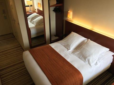 Business Room 12 square meters | In-room safe, desk, soundproofing, free WiFi