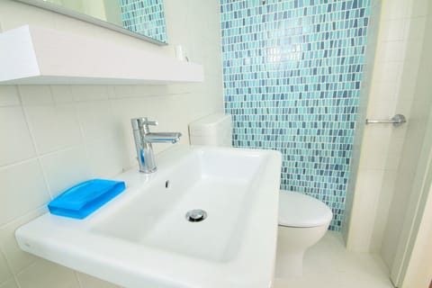 Economy Double Room | Bathroom | Shower, free toiletries, hair dryer, towels