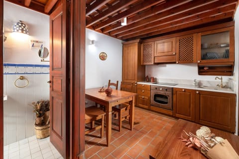 Traditional Villa, 3 Bedrooms | Private kitchen | Full-size fridge, microwave, oven, dishwasher