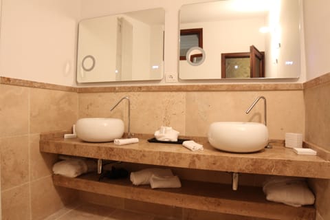 Suite, Valley View (Daniela) | Bathroom | Free toiletries, hair dryer, bidet, towels