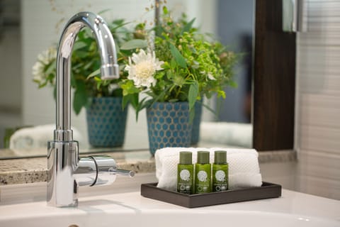 Combined shower/tub, designer toiletries, hair dryer, towels