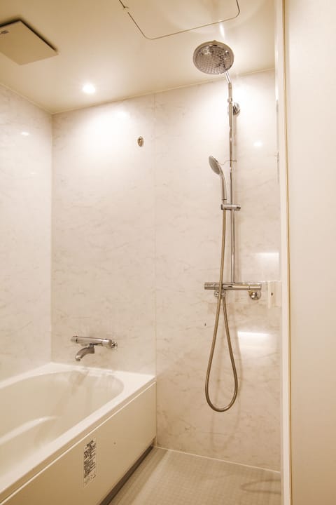 Executive Room, Non Smoking (B) | Bathroom | Free toiletries, hair dryer, slippers, electronic bidet