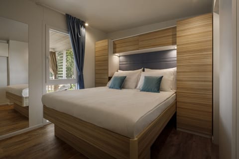 In-room safe, free WiFi, bed sheets