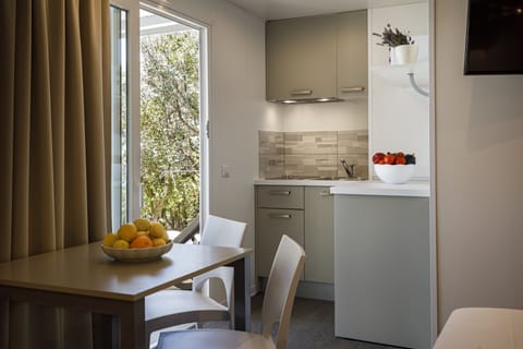 Full-size fridge, microwave, stovetop, coffee/tea maker