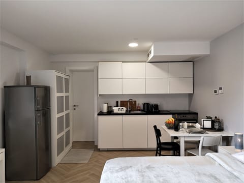 Deluxe Studio Suite | Private kitchen | Fridge, microwave