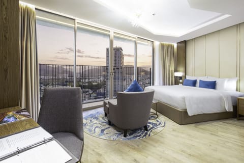 Executive King City View | Minibar, in-room safe, individually decorated, individually furnished