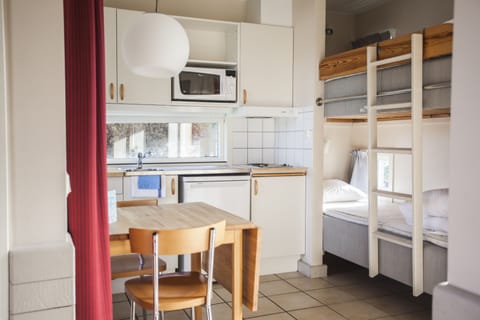 Cabin (Karusellbyn) | Private kitchenette | Fridge, microwave, stovetop, cookware/dishes/utensils