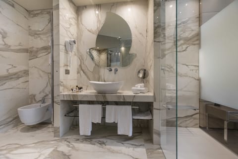 Combined shower/tub, jetted tub, free toiletries, hair dryer