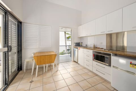 Standard Room, 1 Queen Bed, Balcony | Private kitchen | Fridge, microwave, stovetop, dishwasher