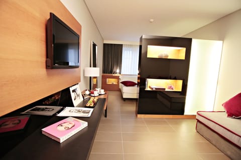 Junior Suite, 1 Bedroom, Jetted Tub | Premium bedding, down comforters, minibar, in-room safe