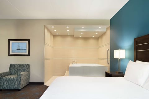 King suite whirlpool | Bathroom | Combined shower/tub, free toiletries, hair dryer, towels