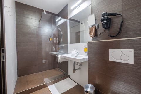 Comfort Single Room | Bathroom | Eco-friendly toiletries, hair dryer, towels