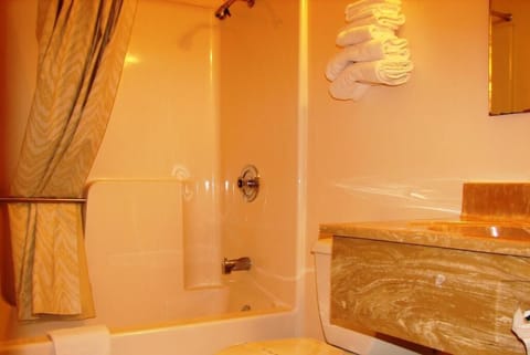 Combined shower/tub, towels